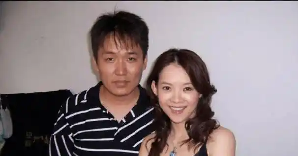 曾志伟50岁女儿老态尽显,未婚未育隐退,去国外旅游过生日