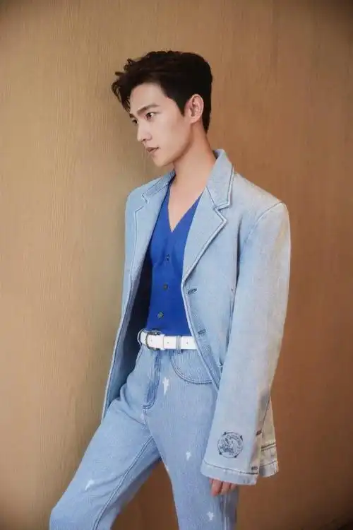 杨洋深蓝v领造型##杨洋黑色西装造型