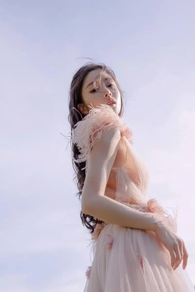 姜贞羽#   姜贞羽gq盛典写真释出 梦幻月夜宛如丛林精灵