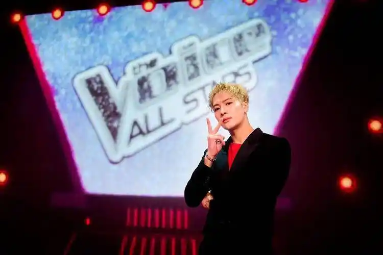 王嘉尔泰国好声音舞台照释出穿西装劲歌热舞嗨爆全场