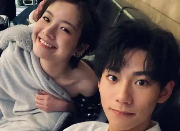 李庚希与刘家祎合影,按快门时她摘下披肩,林磊儿眼