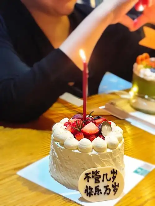 有鲜花蛋糕和热红酒的夜晚