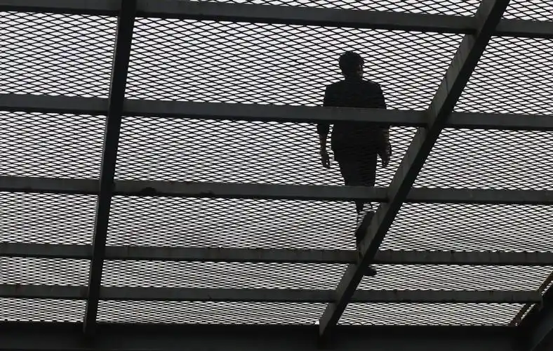 肖战天台大片 突如其来的福利系列,黑色西装优雅十足……|肖战_新浪