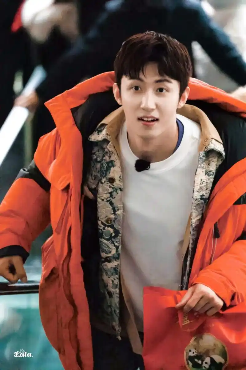 可爱瑜宝 红色太适合老公了.#黄景瑜黄景瑜黄景瑜 #路透 # - 抖音