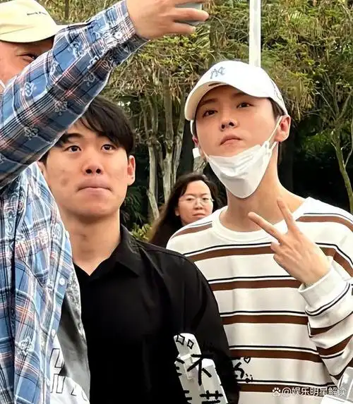 路人镜头下的鹿晗生图!眼袋法令纹明显,网友险错认成冯绍峰