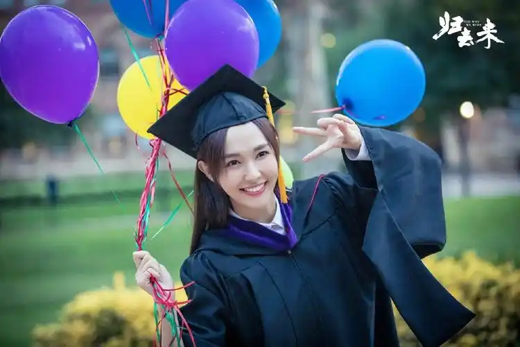 赶个余温?明星学士服汇总