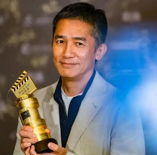 刘嘉玲晒梁朝伟照庆获奖,杜琪峰与他相拥,与洪金宝夫妇开心合照