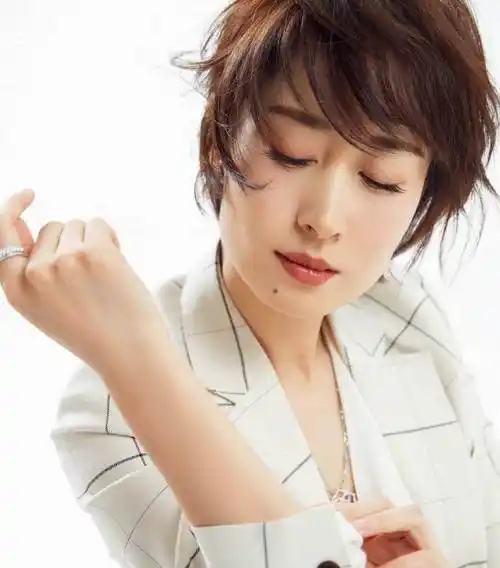 43岁刘敏涛换新造型,短发造型搭配白色衬衫和阔腿裤,减龄又时髦_发型