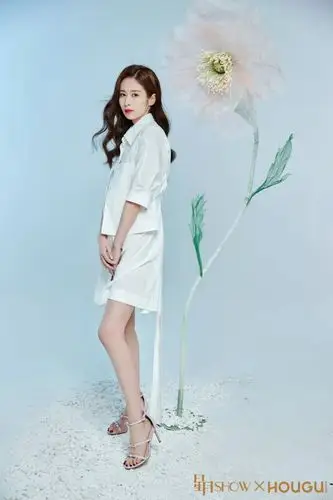 颖儿应对方式首先是身材管理,产后一个多月体重减到了94斤,便去拍戏了