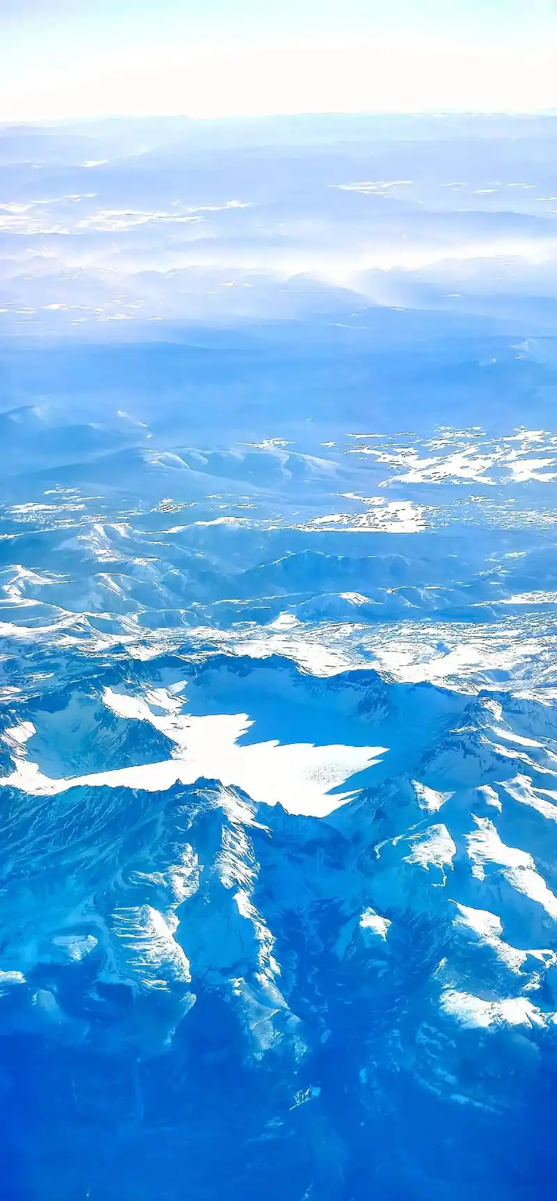 长白山天池全貌,何其有幸能够相见.返京途中,在飞机上看到的一 - 抖音