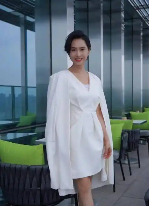 朱茵晒出近照,49岁状态如少女还是那个"最美紫霞仙子"_黄贯中_超越