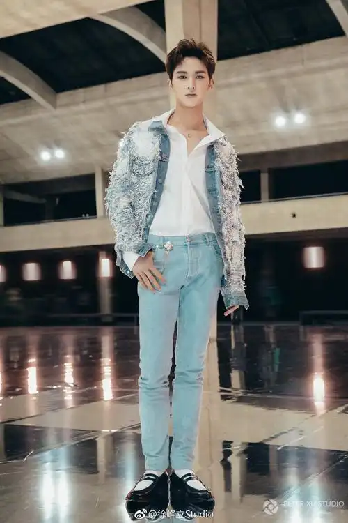 朱正廷巴黎男装周 秀场look,一身随性牛仔街头造型,酷帅潮流