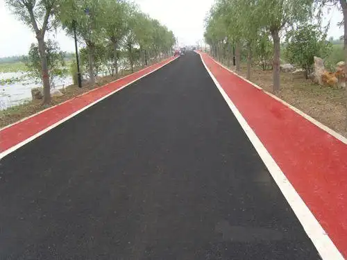 功能的路段和车道采用不同颜色的沥青路面,可以提高驾驶员的识别效果