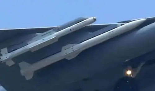 图为挂在歼10c翼下的霹雳15导弹