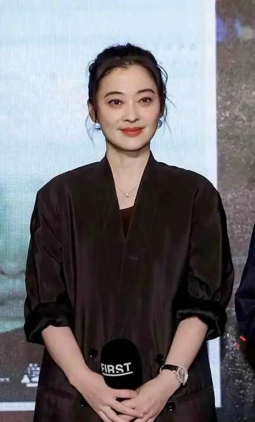 梅婷和鄢颇离婚16年了,他们的生活相差太大