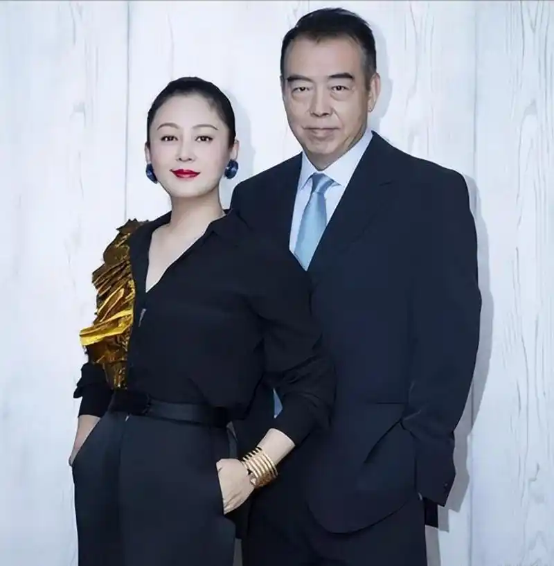 但他的婚姻生活并不如意,与妻子洪晃离婚后,陈凯歌迅速与倪萍展开了一