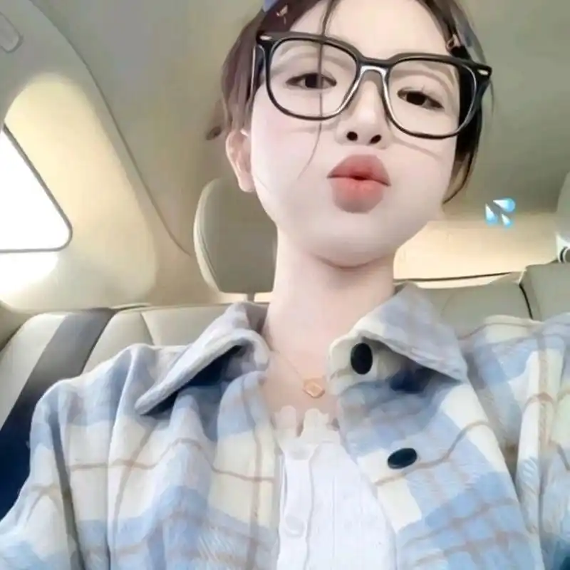 戴眼镜女生头像 戴眼镜的女生头像 真人女生头像