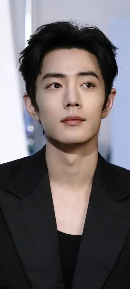 肖战工作室发了肖战最新照片,放大看太迷人了