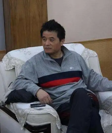 毕福剑近照被曝和星光大道歌手聚餐佩戴蓝色哈达醉心听歌