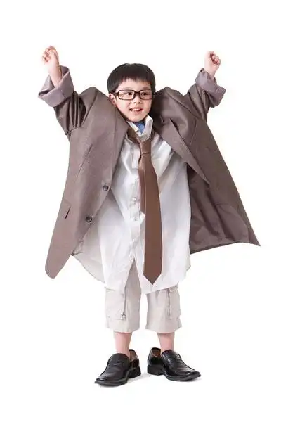 小男孩穿着大人的衣服