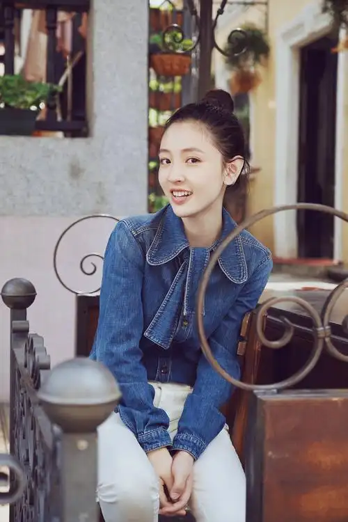 吴倩春日休闲出街 蓝衣白裤清新感爆棚