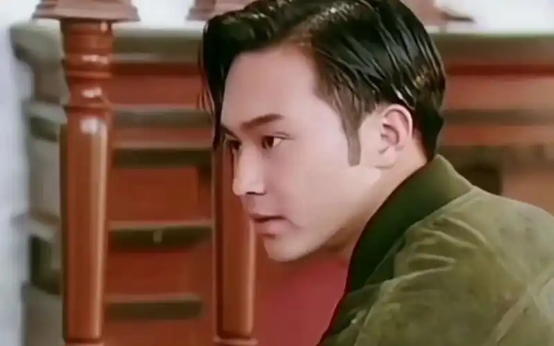 张智霖年轻时候奶帅奶帅的,因为身高够身材好,也不妨碍能演上海滩大佬