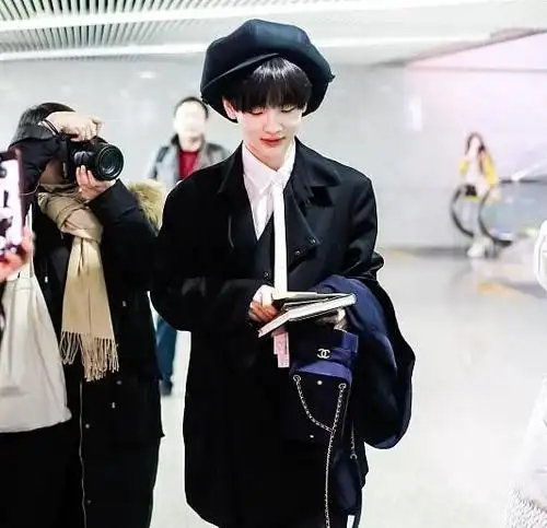 周震南穿女装上瘾?贝雷帽配马丁靴,chanel包包贵气逼人