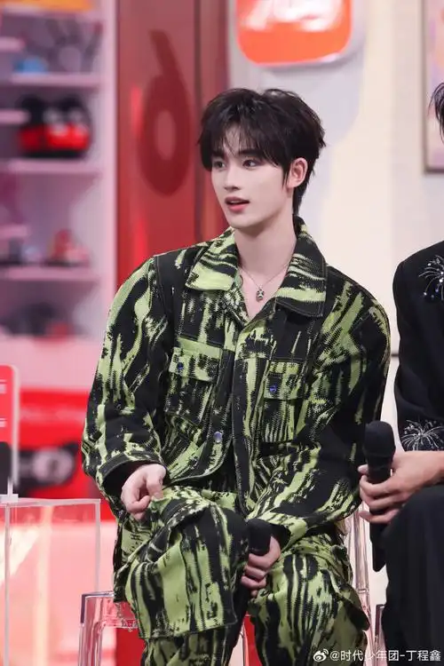 今晚我们可以在你好星期六看到丁程鑫的舞台了!