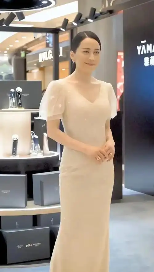 俞飞鸿身材应该是同龄的天花板,穿紧身裙身材凹凸紧致,有女人味