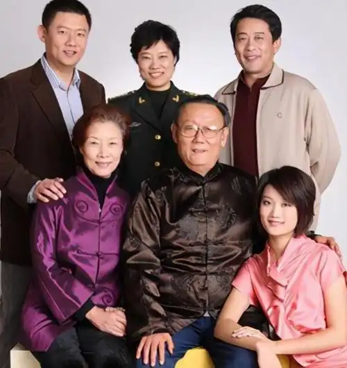 演员吕中:23岁嫁给同学恩爱一生,如今儿子儿媳是她的骄傲|何琳|话剧