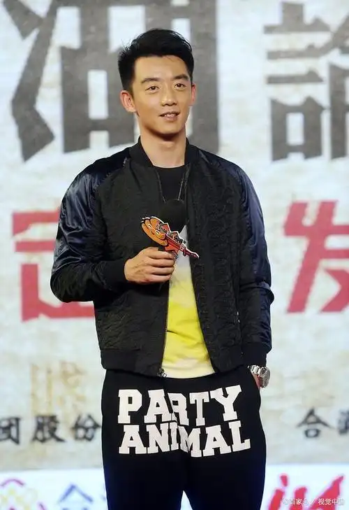 男星郑恺晒p图幽默回应和三位女星同框照,倒是也不用那么高大