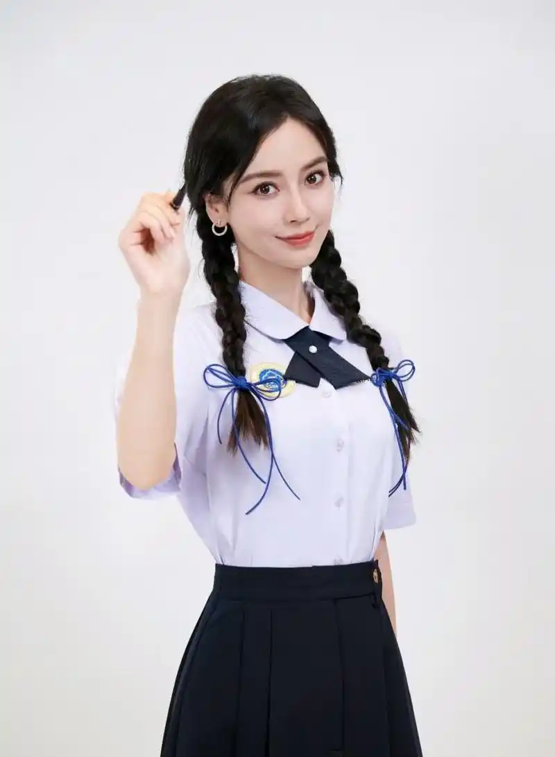 杨颖身穿校服扎双辫子,显得青春靓丽,甜美可爱!