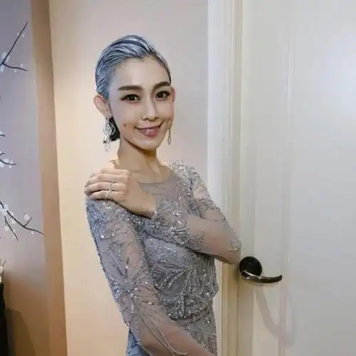 晒娃狂魔范玮琪最新亮相满头银发雍容华贵,像冰雪女王霸气十足