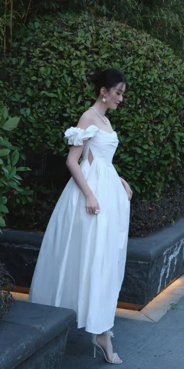 乔欣一字肩纸巾婚纱写真