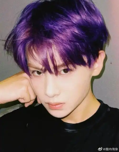 黄明昊紫发随拍