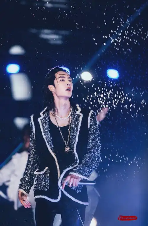 王一博壁纸湖南跨年演唱会《无感》首秀水中唱跳网易云音乐