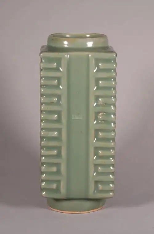 宋代 龙泉窑琮式瓶