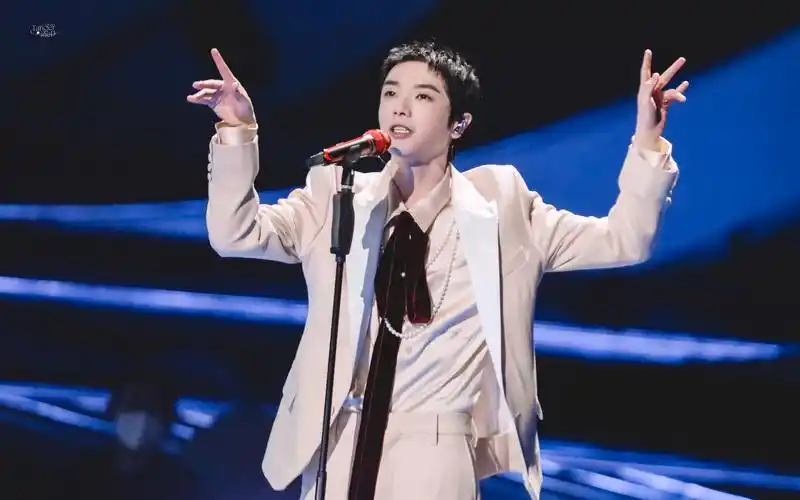 【华晨宇】点燃银河尽头的篝火首唱|2023跨年饭拍