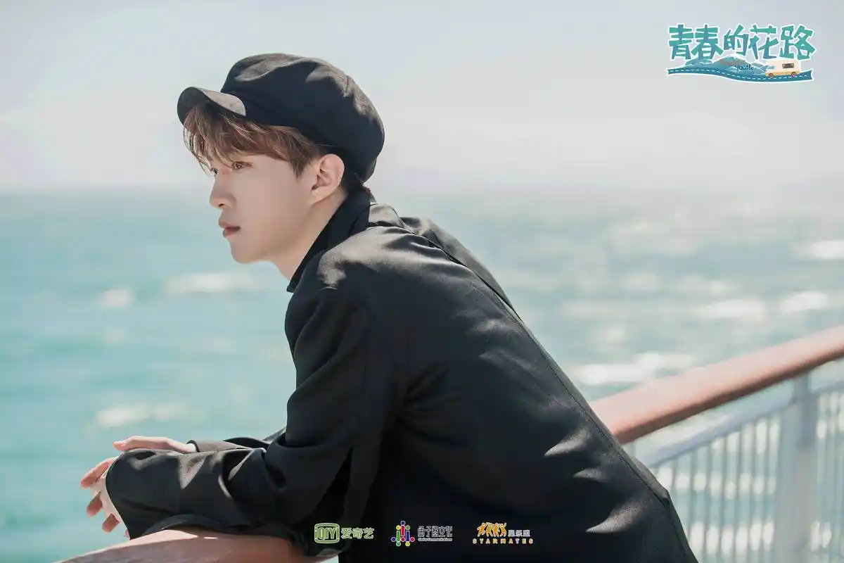 青春的花路七老哥合体范丞丞朱正廷默契相拥