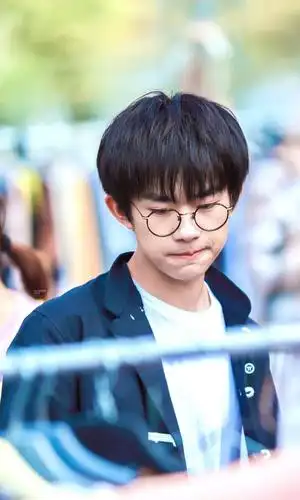 带上黑框眼镜的千玺也太可爱了吧
