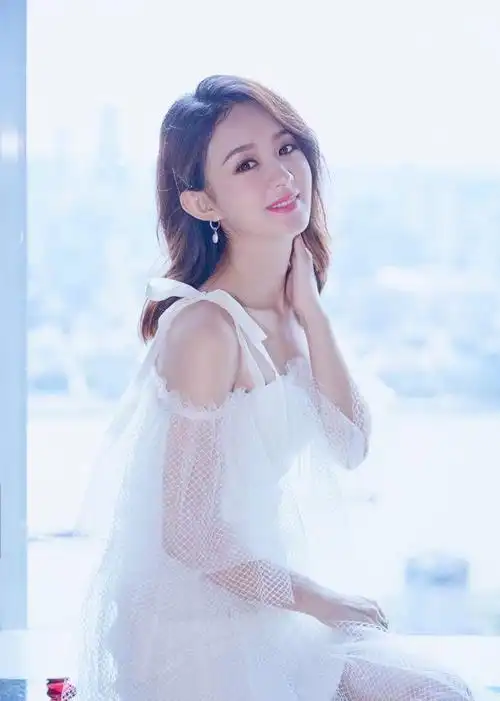 赵丽颖早期写真,身穿白色纱裙,大秀性感身姿,妩媚诱人!