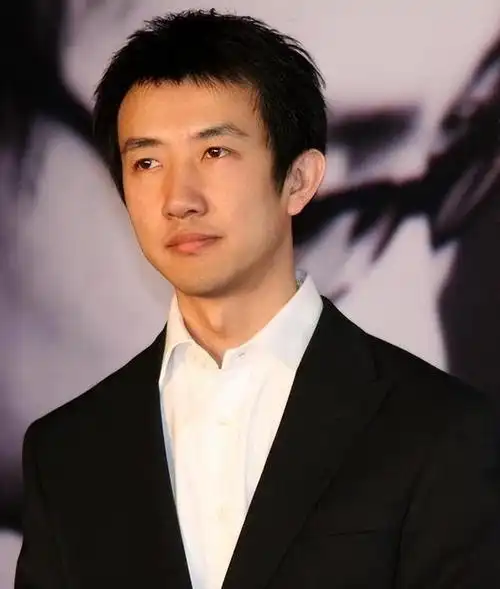 在拍摄影视作品的过程中,我有幸结识了我的第一任丈夫——鄢颇.