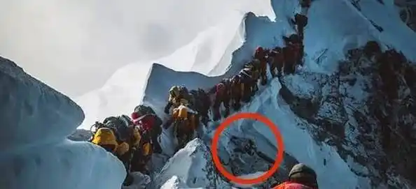 绿靴子沉睡在珠峰上已有20年之久,但为何他的尸体没有被妥善安葬,却