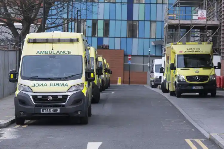图片说明:当地时间2023年1月11日,英国伦敦,英国救护车工作人员再次