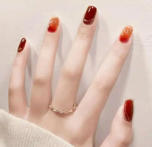 2021新款式清透显白红调晕染美甲图