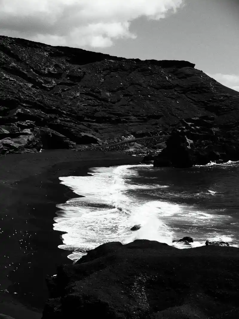 黑白系 #黑白摄影 #大自然 #治愈系风景 #废墟美学 - 抖音