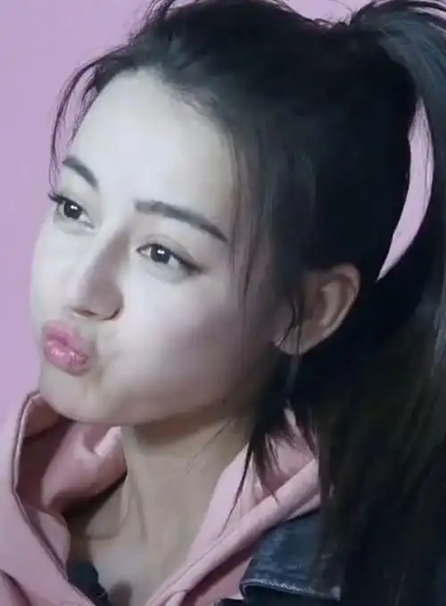 迪丽热巴被贴脸拍照,除了抬头纹,你还能看出其它缺点吗?