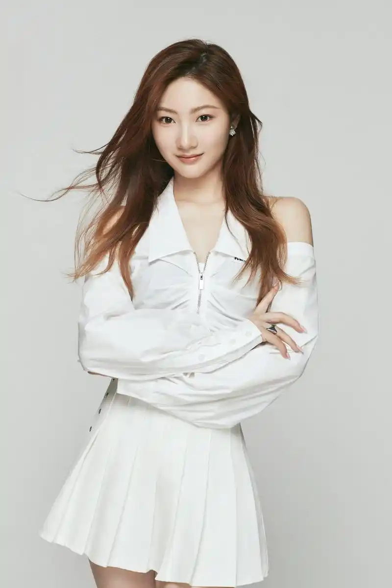 敖心仪, 2001年6月8日出生,中国内地女歌手,毕业于上海戏剧学院附属