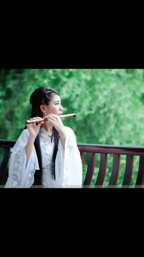 吹笛人龙   郁静夜,月明星稀一管竹笛,通天彻地成了我夜游时攀山的