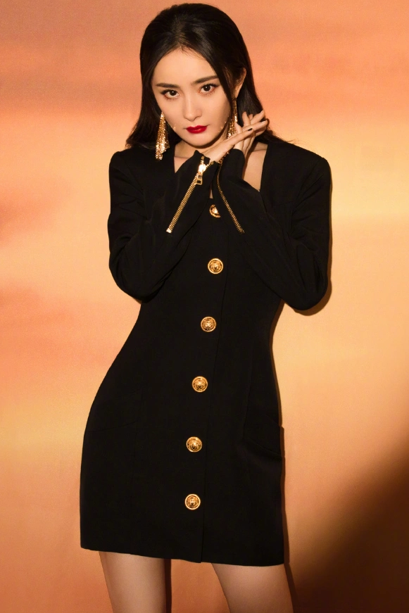 杨幂星光大赏生图被扒法令纹泪沟明显一看就知是老阿姨